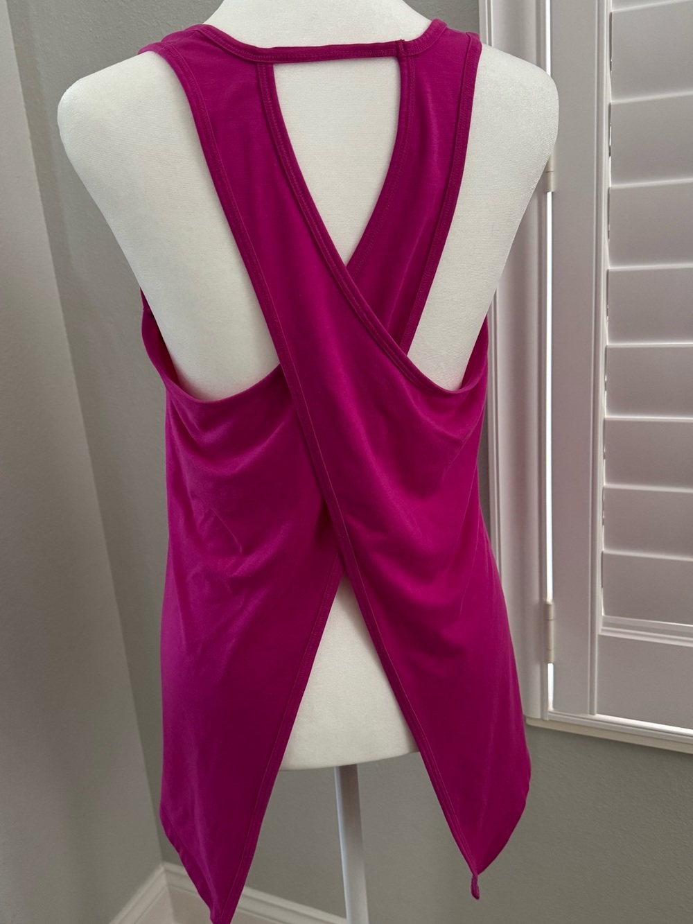 Athleta women’s XS Fuschia hot pink open-back crossover tank top athletic shirt